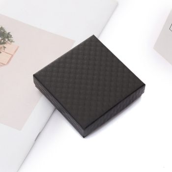 Caja joyeria negra con textura y espuma negra 8.5x8.5x2.5cm